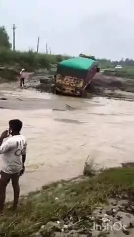 बेहट: बुड्ढी मार्ग को पार करते समय दो ट्रक पानी के बीच नदी में फंसे