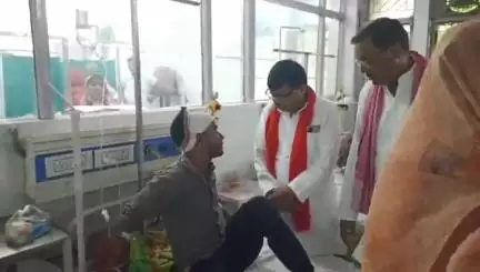 इटावा: बसरेहर इलाके में दबंगों की मारपीट से घायल मां-बेटे का हाल जानने अस्पताल पहुंचे सपा जिलाध्यक्ष समेत अन्य नेता