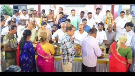குன்றத்தூர்: மாங்காடு காமாட்சி அம்மன் கோவிலில் நாள் முழுவதும் பிரசாதம் வழங்கும்திட்டத்தினை அமைச்சர்கள் இன்று துவக்கி வைத்தனர்