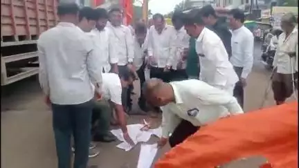 दिंडोरी: हिंदी सक्तीचा जीआरचीआज उभाठा पक्षाच्या शिवसैनिकांनी दिंडोरी येथे पालखेड चौफुलीवर केली होळी जीआर मागे घेण्याची केली मागणी