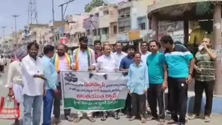 పులివెందుల: మహా న్యూస్ కార్యాలయం పై దాడి  చేయడం అమానుషం : పులివెందులలో వివిధ రాజకీయ పార్టీ నాయకులు, సీనియర్ జర్నలిస్టులు వెల్లడి