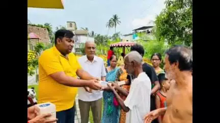 বসিরহাট ১: বসিরহাট পৌরসভার ৮ ও ৯ ওয়ার্ডের বিভিন্ন এলাকায় শ্রী শ্রী জগন্নাথ ধামের মহাপ্রসাদ বিতরণ করা হলো, উপস্থিত বিধায়ক