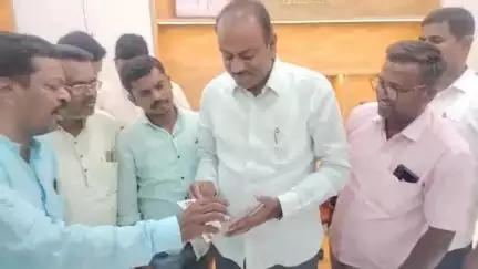 ಕೊಪ್ಪಳ: ನಗರದಲ್ಲಿ ಸಂಸದ ರಾಜಶೇಖರ ಹಿಟ್ನಾಳಗೆ ಪತ್ರಿಕಾ ದಿನಾಚರಣೆ ಆಮಂತ್ರಣ ಪತ್ರಿಕೆ ನೀಡಿ ಕಾರ್ಯಕ್ರಮಕ್ಕೆ ಅಧಿಕೃತ ಆಹ್ವಾನ