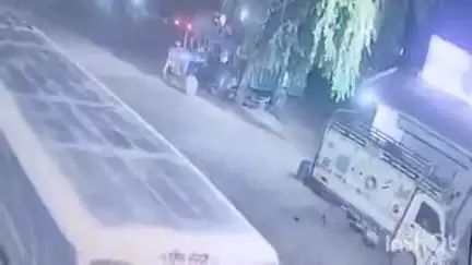 लखीमपुर: हरियाली के पास हुए सड़क हादसे में सीसीटीवी ने खोली पुलिसिया लीपापोती की परतें, वीडियो आया सामने