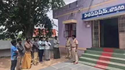 పత్తికొండ: పత్తికొండ నియోజకవర్గం జొన్నగిరి పలు పోలీస్ స్టేషన్ లో రౌడీషీటర్లకు ఎస్పీ  ఆదేశాలతో పోలీసులు కౌన్సిలింగ్