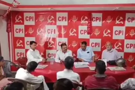 कांके: रांची: मेन रोड स्थित सीपीआई प्रदेश कार्यालय में 8वें राज्य सम्मेलन की तैयारी को लेकर बैठक