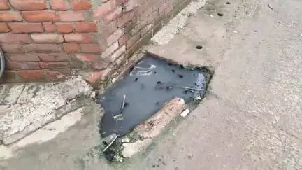 कोरांव: कोरांव के आजाद नगर मोहल्ले में नालियां जाम व चोक होने से बारिश होने पर घरों में घुस रहा गंदा पानी #jansamasya