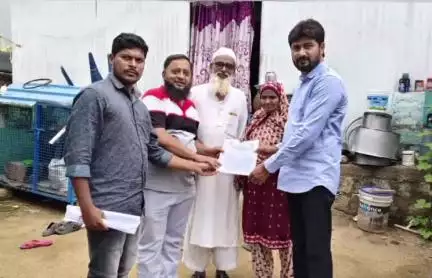 నిర్మల్: జిల్లా కేంద్రంలోని గుల్జార్ మార్కెట్ లో లబ్ధిదారులకు ఇందిరమ్మ ఇళ్ల మంజూరు పత్రాలు అందజేసిన జిల్లా గ్రంథాలయ సంస్థ చైర్మన్
