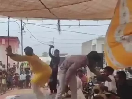 हसनपुर: गंगेश्वरी में सीसी सड़क का उद्घाटन, प्रधान ने महिला के साथ लगाए अश्लील ठुमके, वीडियो हुआ वायरल