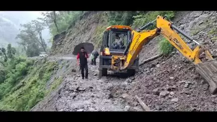 मुनस्यारी: पिथौरागढ़: मुनस्यारी विकासखंड के चिलम धार से क्वेरीजिमिया मोटर मार्ग पिछले 5 दिनों से बंद, मार्ग को खोलने का कार्य शुरू
