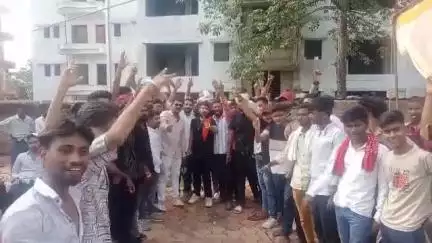 गोपद बनास: जिले के सम्राट चौराहे पर रविवार को दुकानों को बंद कराने पर शिव सैनिकों ने किया विरोध प्रदर्शन