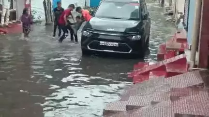 मथुरा: शहर मथुरा में आई मूसलाधार बारिश के चलते आधे घंटे की बारिश में ही कॉलोनीया एवं रास्ते बने तालाब #जनसमस्या