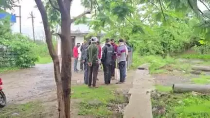 बैतूल नगर: फोरलेन पर क्रॉसिंग न होने से यात्री बस की चपेट में आने से युवक की मौत, चक्का जाम कर कराया पोस्टमार्टम