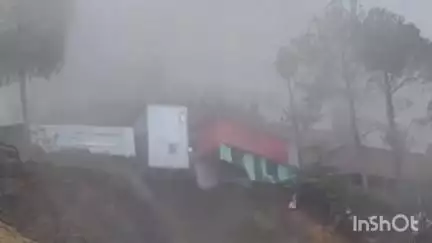 सोलन: वाकनाघाट में बाहरा विश्वविद्यालय की कैंटीन के साथ बना टीन का शेड भूस्खलन के चलते एनएच पांच पर गिरा, प्रशासन अलर्ट
