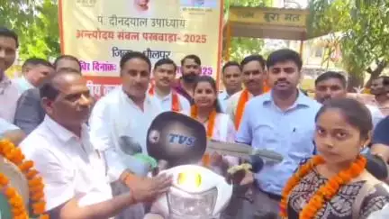 धौलपुर: कलेक्ट्रेट परिसर में मेधावी छात्राओं को वितरित की गई स्कूटी, जिला कलेक्टर ने सौंपी चाबी