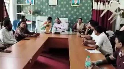 दिघलबैंक: पंचायत सरकार भवन मंगुरा में डीडीसी ने जनप्रतिनिधियों और अधिकारियों के साथ विशेष गहन पुनरीक्षण को लेकर की बैठक
