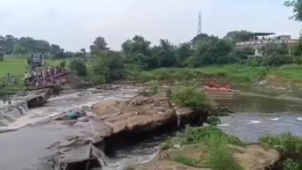 বারাবনী: ঘাঘরবুড়ি মন্দির সংলগ্ন নুনি নদীতে তলিয়ে গিয়েছিল ব্যক্তি, উদ্ধারে নেমেছে ডিজাস্টার ম্যানেজমেন্ট ও সিভিল ডিফেন্সের কর্মীরা