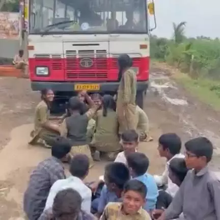ಅಫಜಲ್ಪುರ: ಸೂಕ್ತ ಸಮಯಕ್ಕೆ ಬಾರದ ಬಸ್: ಹವಳಗಾ ಗ್ರಾಮದ ಬಳಿ ಬಸ್ ತಡೆದು ವಿದ್ಯಾರ್ಥಿಗಳ ಪ್ರತಿಭಟನೆ