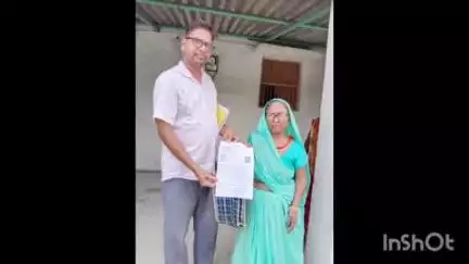 छपरा: सदर छपरा में मतदाता सूची पुनरीक्षण अभियान के तहत बीएलओ ने मतदाताओं को गणना फॉर्म दिया