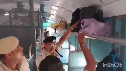 चरखी दादरी: च.दादरी रेलवे स्टेशन पर पुलिस ने चलाया सर्च अभियान, ट्रेन में यात्रियों की ली तलाशी