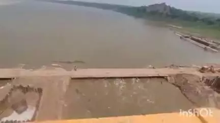 औरैया: यमुना का जलस्तर घटने लगा, 5 से 6 सेमी प्रति घंटे गिरावट दर्ज, केन्द्रीय जल आयोग की टीम लगी
