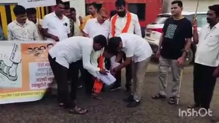 चांदवड: चांदवड चौफुली येथे शिवसेना ठाकरे गटाकडून शासन निर्णयाची होळी