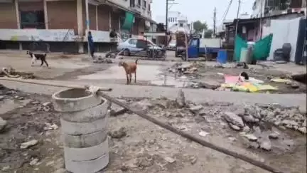धुळे: नंदी रोडवरील दयनीय अवस्थेवर पब्लिक ॲपचा बातमीचा प्रभाव; दुरुस्तीच्या कामास सुरुवात, नागरिकांमध्ये समाधान. #Jansamasya