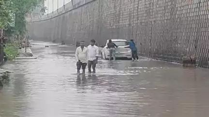 હિંમતનગર: વરસાદી પાણીના નિકાલના અભાવે રોડ પર ભરાયા પાણી: રોડ પરથી પસાર થતાં વાહનચાલકો ત્રાહિમામ#jansamasya