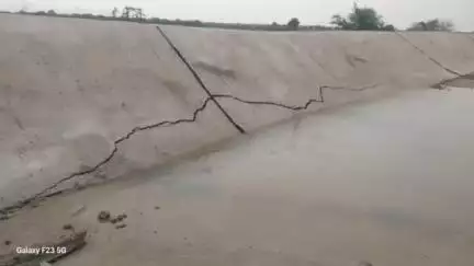 मौदहा: मौदहा क्षेत्र में किसानों को सिंचाई का पानी उपलब्ध होने से पहले ही नहर ध्वस्त होने लगी