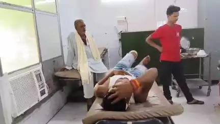 महोबा: कबरई कस्बे में बाजार के पास बाइक असंतुलित होने से बाइक सवार गिरकर घायल, जिला अस्पताल में इलाज जारी