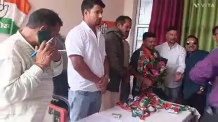 बग्वालीपोखर: सामाजिक कार्यकर्ता एवं पूर्व विधायक प्रत्याशी ने थामा कांग्रेस का दामन, कहा- पार्टी ने देश के लिए दिए बलिदान