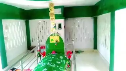 सुल्तानपुर: गड़हा बाबा दरगाह पर उमड़ा आस्था का सैलाब, कार्यक्रम में जुटे हजारों श्रद्धालु
