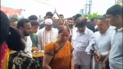 नारासन: नारसन में पूर्व कैबिनेट मंत्री के कार्यालय का उद्घाटन भाजपा की जिला अध्यक्ष ने फीता काटकर किया