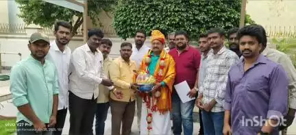 ಬಂಗಾರಪೇಟೆ: ಸರ್ಕಾರಿ ಭೂ ಮಾಪಕರಿಗೆ ಸಿಗುವ ಸೌಕರ್ಯಗಳನ್ನ ಒದಗುಸುವಂತೆ ಸರ್ಕಾರಿ ಪರವಾನಿಗಿ ಭೂಮಾಪಕರು ನಗರದಲ್ಲಿ ಶಾಸಕರಿಗೆ ಮನವಿ