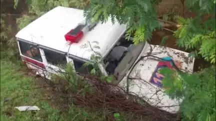 फतेहपुर: गुरपा थाना क्षेत्र में डायल 112 का वाहन अनियंत्रित होकर गड्ढे में पलटा, एक महिला सिपाही घायल