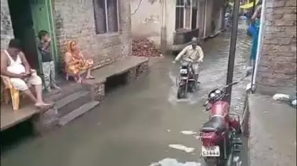 फर्रुखाबाद: मानसून की पहली बारिश में फर्रुखाबाद शहर तालाब में तब्दील, कागजों में नाला सफाई, जल भराव से नगर वासी परेशान
