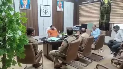 महोबा: जिला पंचायत कार्यालय में जिला पंचायत अध्यक्ष ने ठेकेदारों पर जातिसूचक गालियां देने और धमकाने का लगाया आरोप