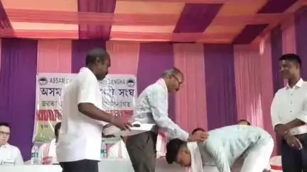 সোণাৰি: জৱকাত অসম চাহ কৰ্মচাৰী সংঘই অনুষ্ঠিত কৰিলে চূড়ান্ত পৰীক্ষাত উত্তীৰ্ণ ছাত্ৰ ছাত্ৰীক ৰাজহুৱা সম্বৰ্ধনা অনুষ্ঠান