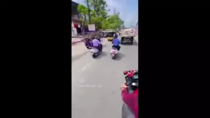 झांसी: इलाइट चौराहे पर रील बाजों ने वाहन चालकों की जान जोखिम में डालकर बनाई रील, पुलिस ने पकड़ा और कोर्ट में पेश किया
