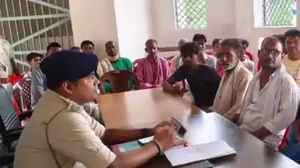 बथनाहा: सहियारा थाना परिसर में मुहर्रम त्यौहार को लेकर शांति समिति की बैठक आयोजित