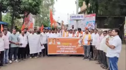 शिरोळ: कुरुंदवाड येथील डॉ.बाबासाहेब आंबेडकर चौकात हिंदी भाषा सक्तीच्या निषेधार्थ शिवसेना उबाठातर्फे परिपत्रकाची होळी