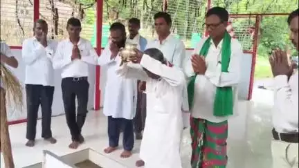 पीरटांड: पूर्व CM शिबू सोरेन के जल्द स्वस्थ होने की कामना के लिए पीरटांड़ के मरांग बुरु मांझी थान में पूजा-पाठ किया गया