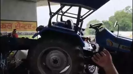 हैदरगढ़: त्रिवेदीगंज में पूर्वांचल एक्सप्रेसवे के पुल के नीचे तेज रफ्तार इनोवा ने ट्रैक्टर ट्राली को पीछे से मारी टक्कर