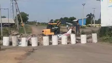 అమరావతి కాలచక్ర రహదారిపై వాహనదారుల అవస్థలు