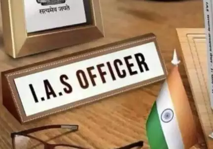 CM नीतीश के बेटे निशांत कुमार ने छुए डीएम के पैर; वीडियो हुआ वायरल