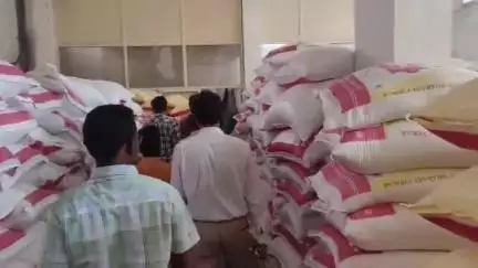 इंदरगढ़: इंदरगढ़ में राजभोग आटा मिल पर एसडीएम अशोक अवस्थी की कार्रवाई, 350 गेहूं की बोरियां ज़ब्त