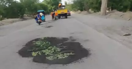 शाहजहांपुर: बरेली मोड़ से याक़ूब तिराहे तक लगभग 28 किमी के स्टेट हाईवे का चौड़ीकरण कार्य एस एस इंफ्राजोंन द्वारा कराया जा रहा है