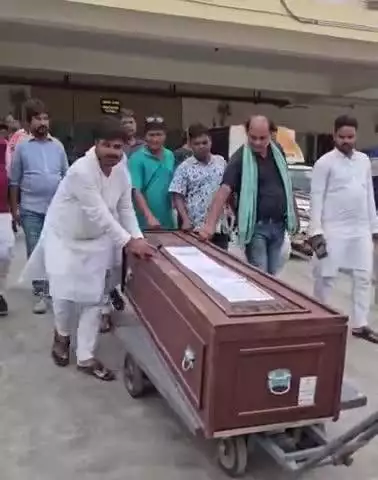 कोचाधामन: तेघरिया निवासी का शव सऊदी अरब से पटना एयरपोर्ट पहुंचा, एंबुलेंस से पैतृक गांव रवाना