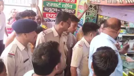 रामगढ़: देवहलियां रोड पर एक मोबाइल दुकान का शटर तोड़कर चोरी, मौके पर पहुंची पुलिस