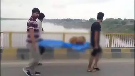 हमीरपुर: सपा मुखिया ने वीडियो कॉल करके टेढ़ा गांव के पीड़ित परिवार को सांत्वना देने की बात की, पार्टी नेताओं से वार्ता की